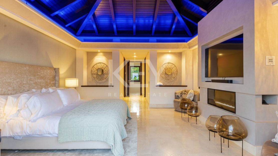 Modern villa located in Golf resort with pànoramic sea views for sale in Los Flamingos, Benahavis