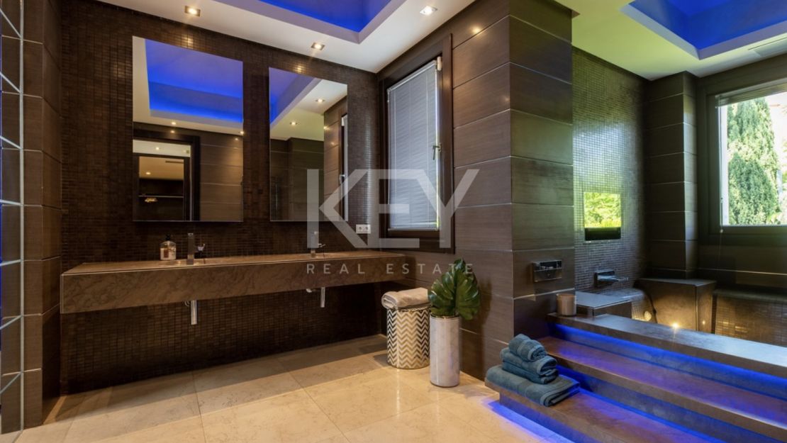 Modern villa located in Golf resort with pànoramic sea views for sale in Los Flamingos, Benahavis