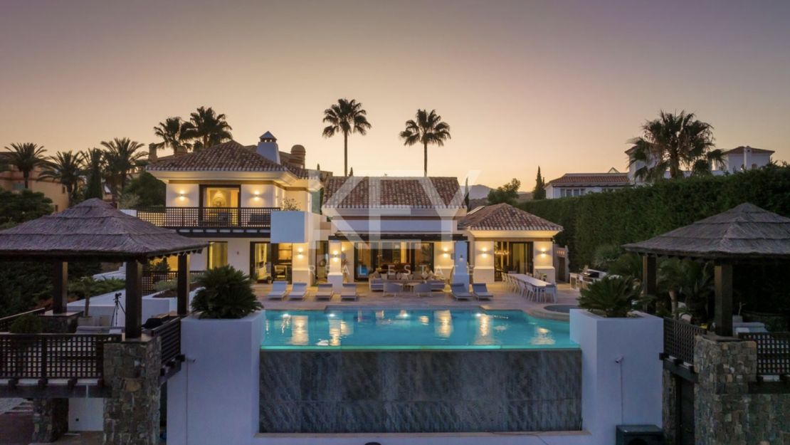 Modern villa located in Golf resort with pànoramic sea views for sale in Los Flamingos, Benahavis