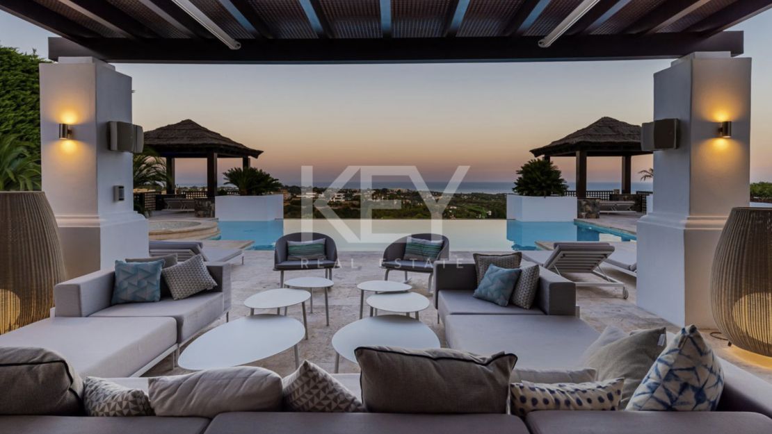 Modern villa located in Golf resort with pànoramic sea views for sale in Los Flamingos, Benahavis