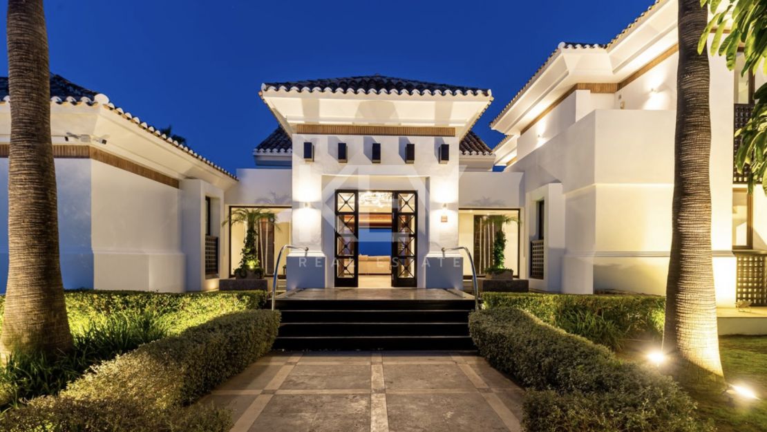 Modern villa located in Golf resort with pànoramic sea views for sale in Los Flamingos, Benahavis