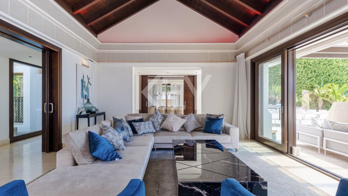 Modern villa located in Golf resort with pànoramic sea views for sale in Los Flamingos, Benahavis