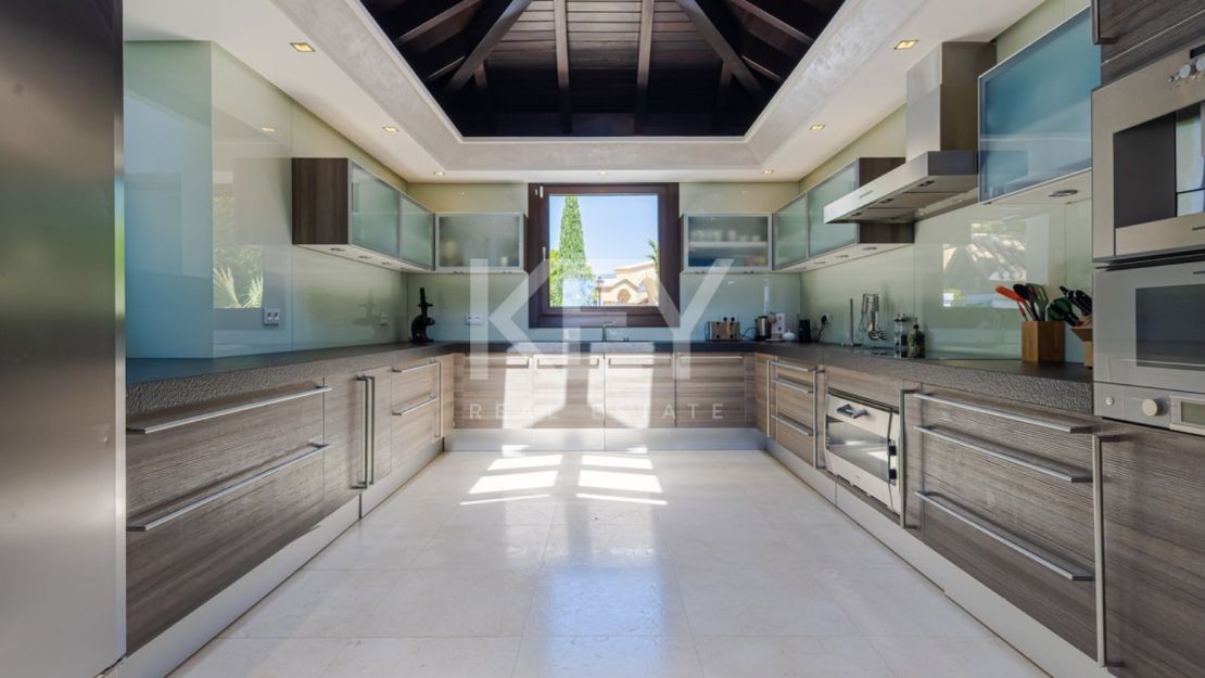 Modern villa located in Golf resort with pànoramic sea views for sale in Los Flamingos, Benahavis