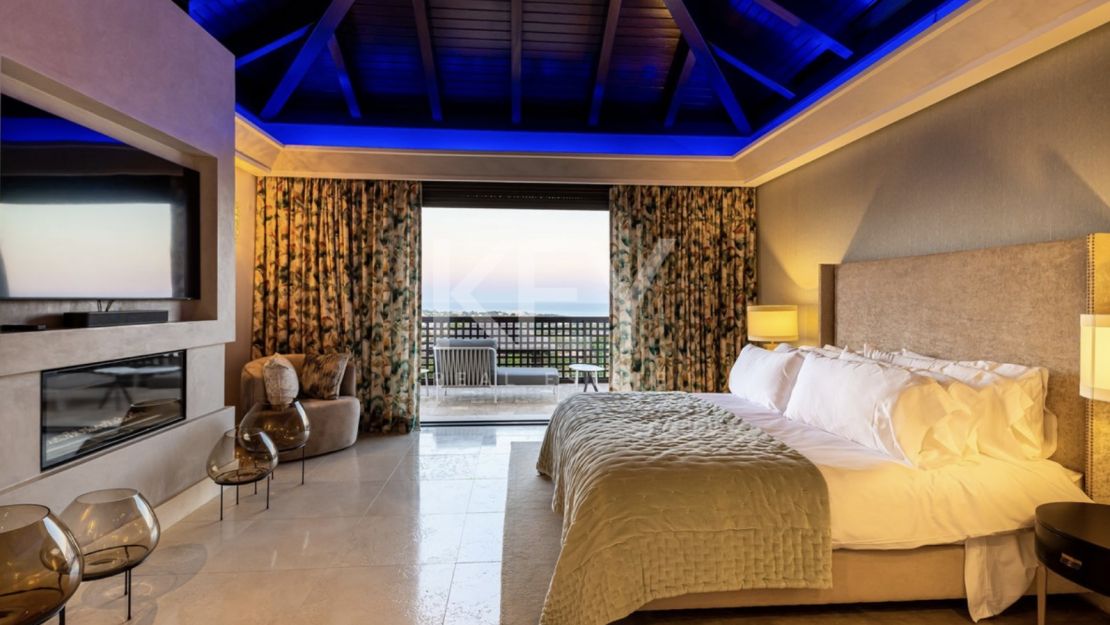 Modern villa located in Golf resort with pànoramic sea views for sale in Los Flamingos, Benahavis