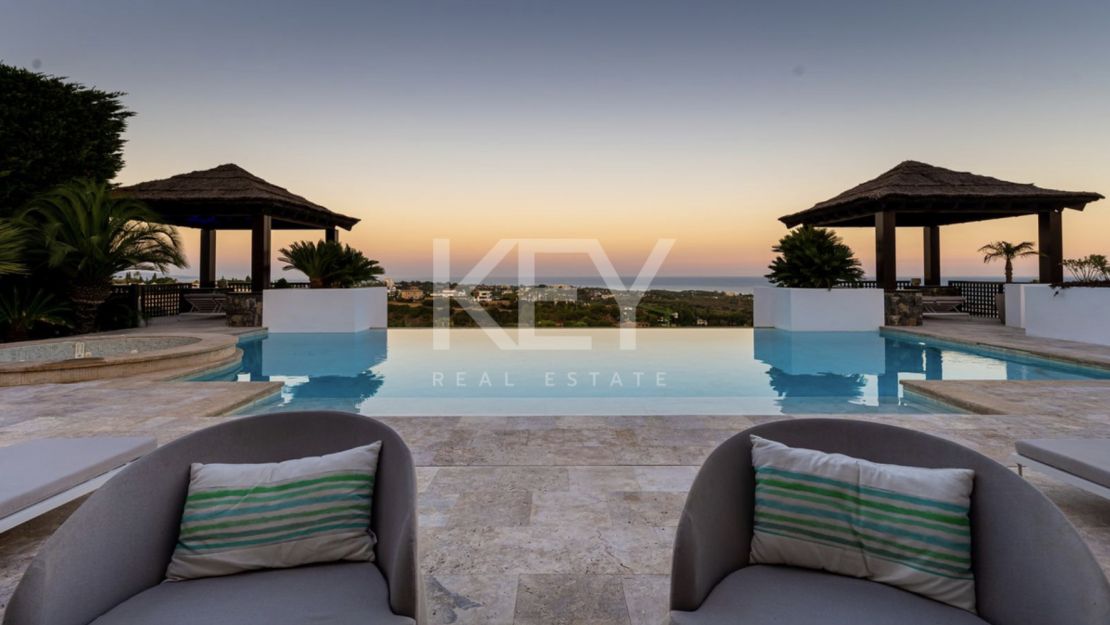 Modern villa located in Golf resort with pànoramic sea views for sale in Los Flamingos, Benahavis