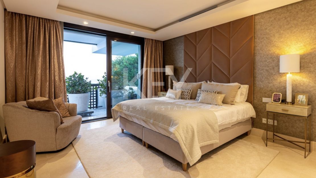 Modern villa located in Golf resort with pànoramic sea views for sale in Los Flamingos, Benahavis