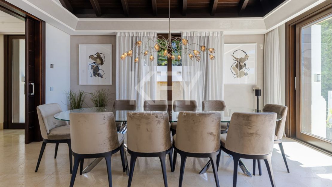 Modern villa located in Golf resort with pànoramic sea views for sale in Los Flamingos, Benahavis