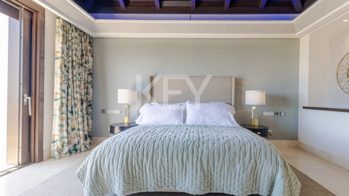 Modern villa located in Golf resort with pànoramic sea views for sale in Los Flamingos, Benahavis