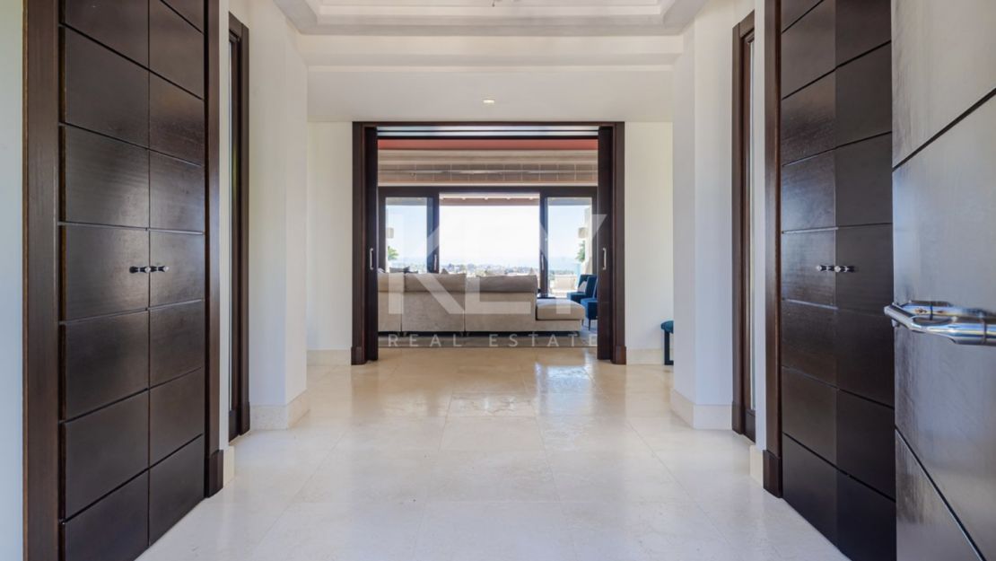 Modern villa located in Golf resort with pànoramic sea views for sale in Los Flamingos, Benahavis