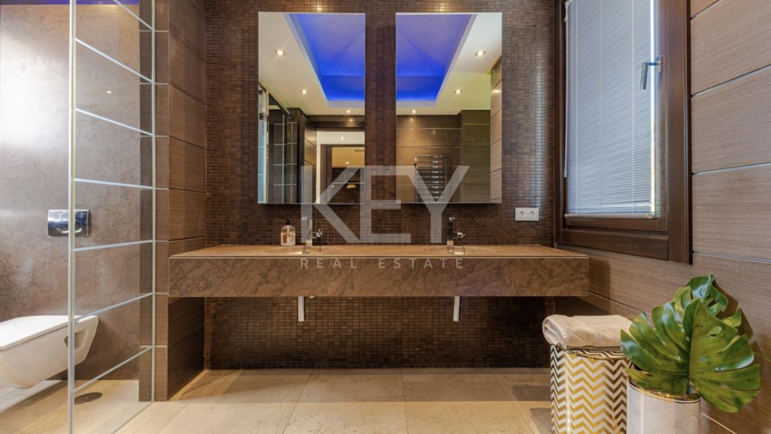 Modern villa located in Golf resort with pànoramic sea views for sale in Los Flamingos, Benahavis