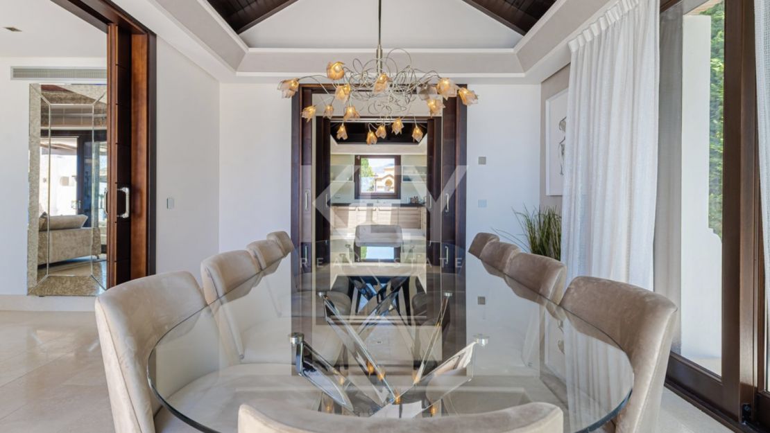 Modern villa located in Golf resort with pànoramic sea views for sale in Los Flamingos, Benahavis