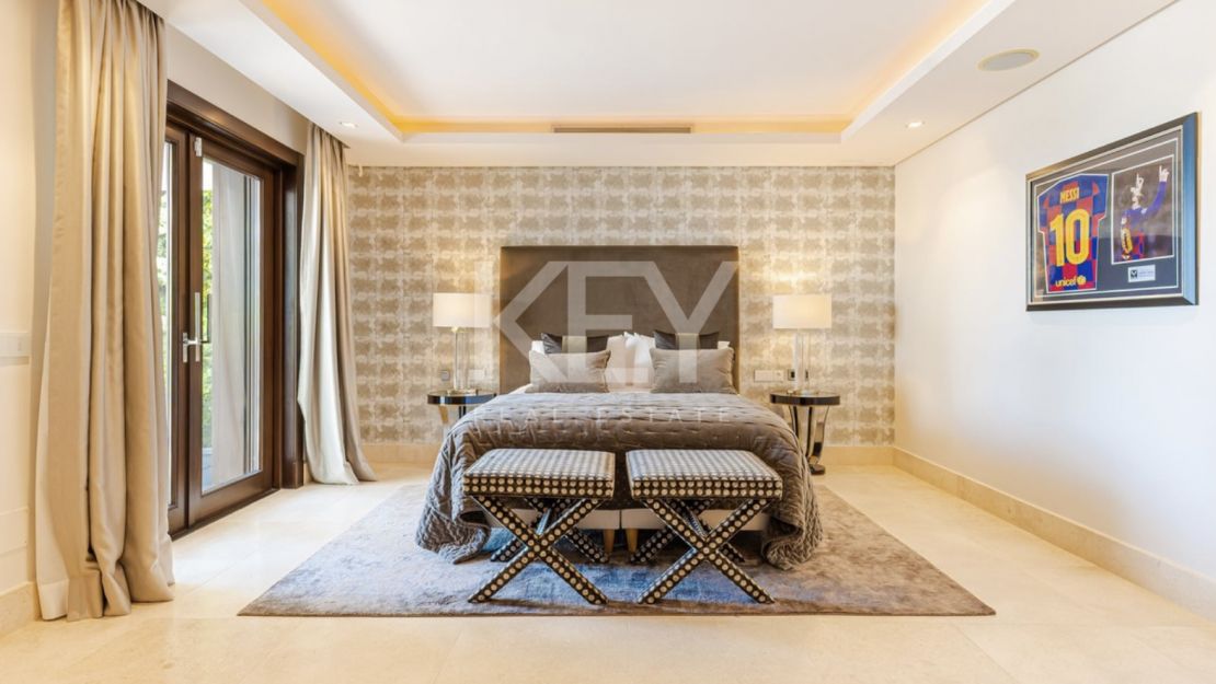 Modern villa located in Golf resort with pànoramic sea views for sale in Los Flamingos, Benahavis