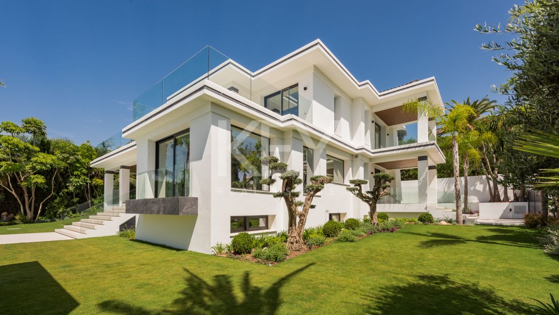 Exquisite brand new villa with panoramic sea and golf views for sale in Los Flamingos, Benahavis