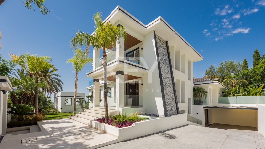 Exquisite brand new villa with panoramic sea and golf views for sale in Los Flamingos, Benahavis