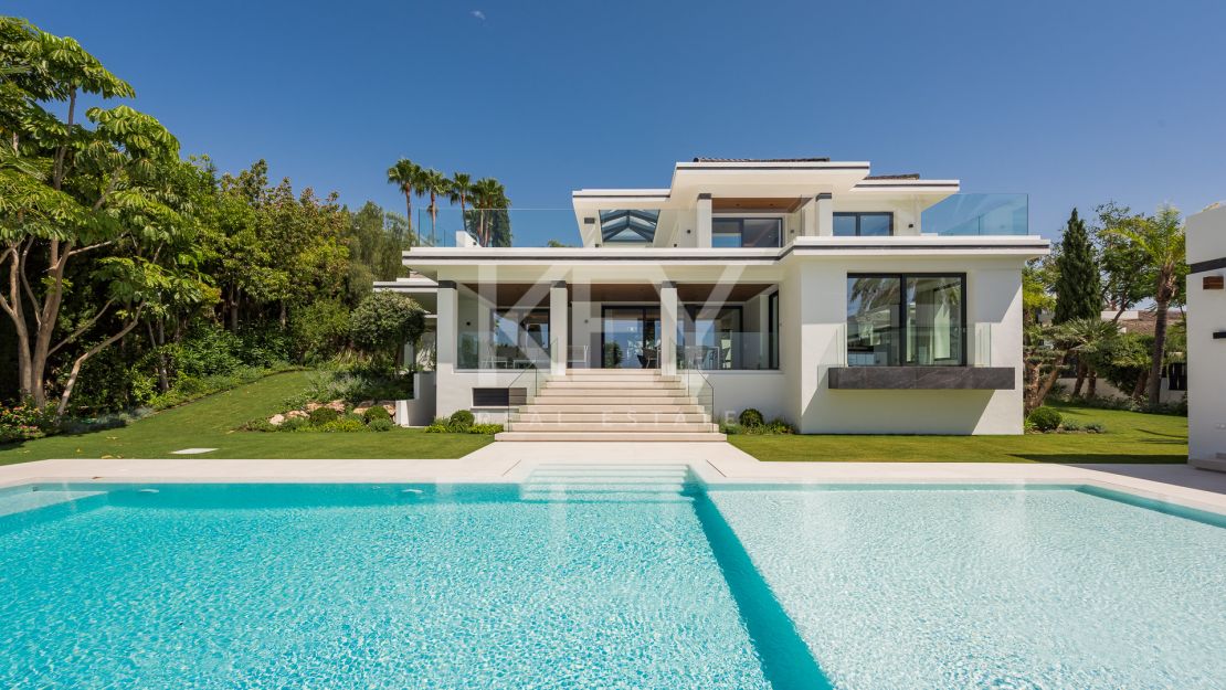 Exquisite brand new villa with panoramic sea and golf views for sale in Los Flamingos, Benahavis