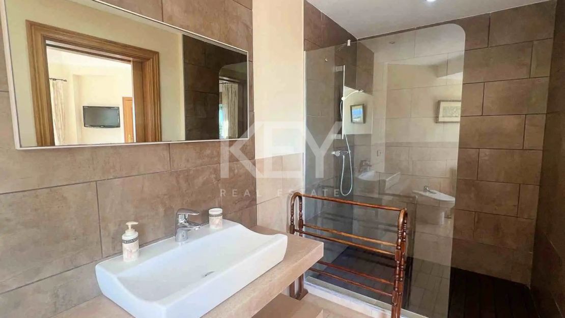 Exclusiva villa con alto potencial de inversión a la venta en Los Flamingos, Benahavis