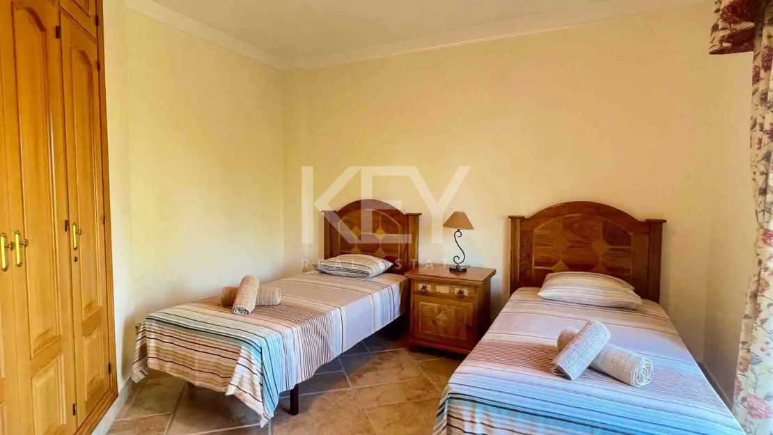 Exclusiva villa con alto potencial de inversión a la venta en Los Flamingos, Benahavis
