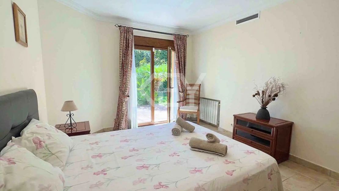 Exclusiva villa con alto potencial de inversión a la venta en Los Flamingos, Benahavis