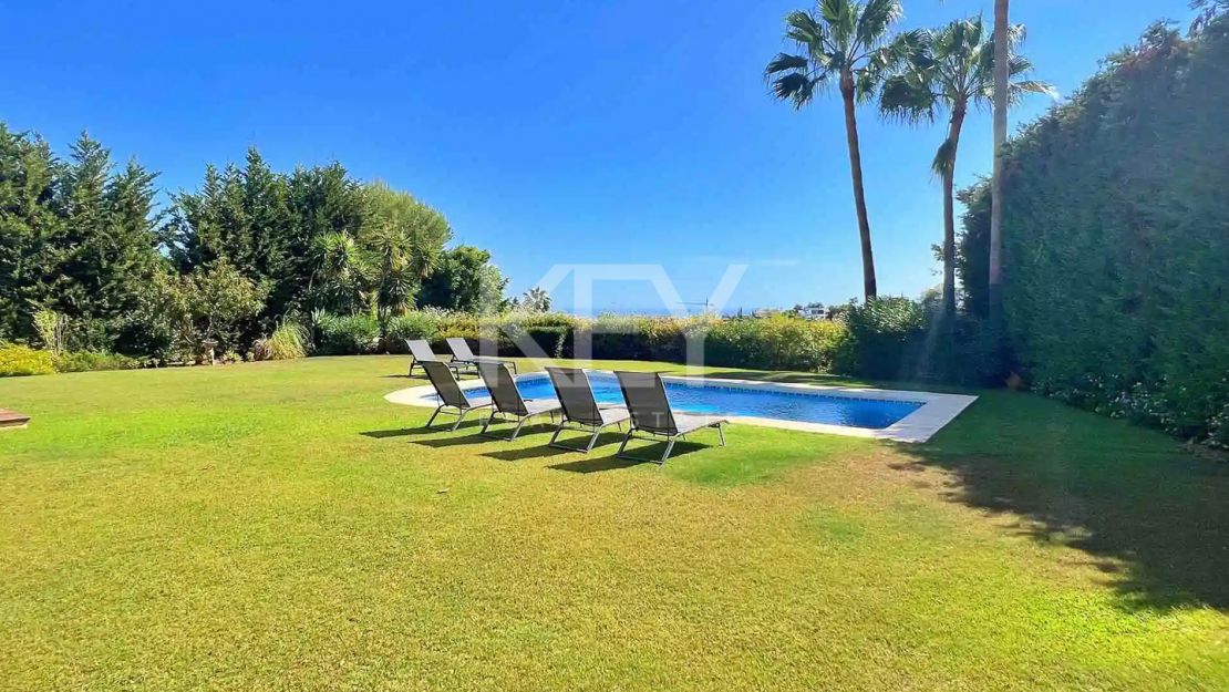 Exclusiva villa con alto potencial de inversión a la venta en Los Flamingos, Benahavis