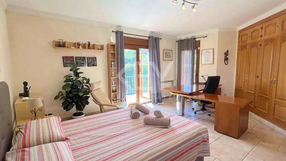 Exclusiva villa con alto potencial de inversión a la venta en Los Flamingos, Benahavis