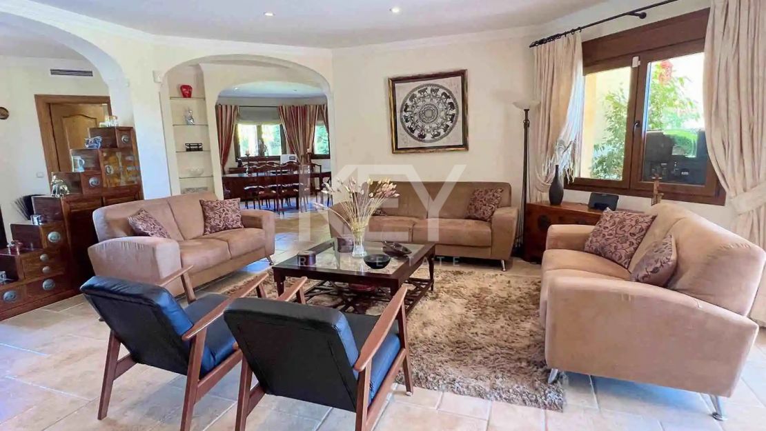 Exclusiva villa con alto potencial de inversión a la venta en Los Flamingos, Benahavis