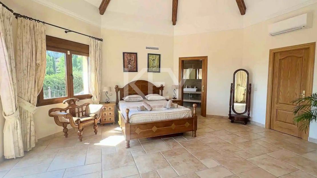 Exclusiva villa con alto potencial de inversión a la venta en Los Flamingos, Benahavis