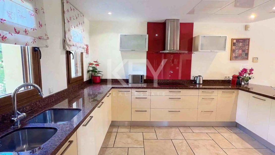 Exclusiva villa con alto potencial de inversión a la venta en Los Flamingos, Benahavis
