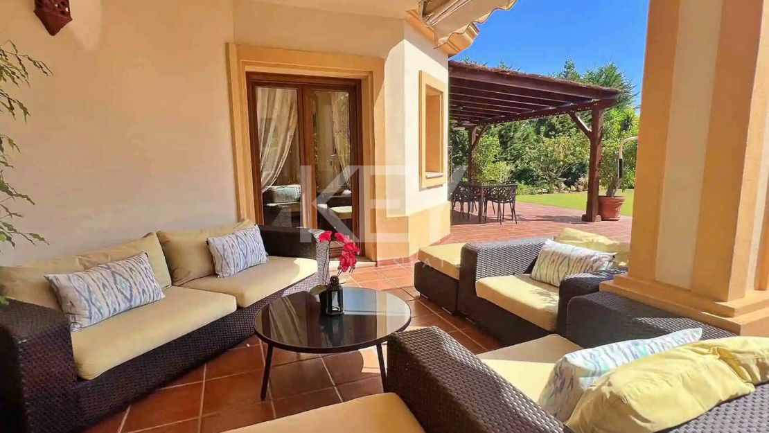 Exclusiva villa con alto potencial de inversión a la venta en Los Flamingos, Benahavis