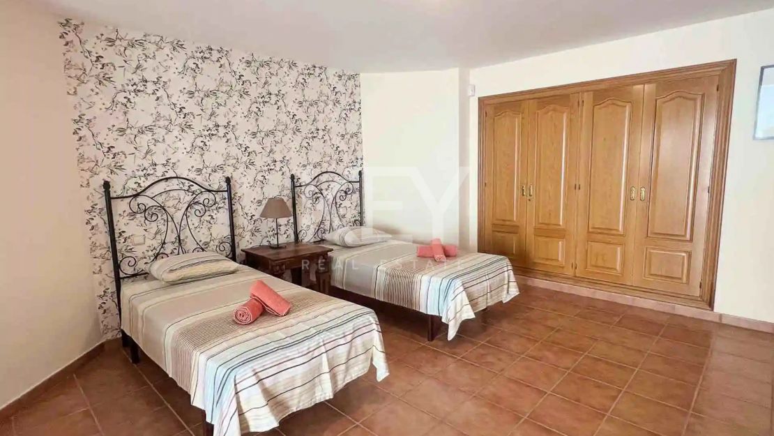 Exclusiva villa con alto potencial de inversión a la venta en Los Flamingos, Benahavis