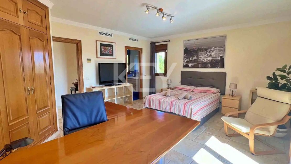 Exclusiva villa con alto potencial de inversión a la venta en Los Flamingos, Benahavis