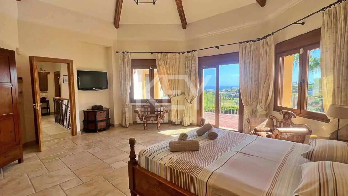 Exclusiva villa con alto potencial de inversión a la venta en Los Flamingos, Benahavis