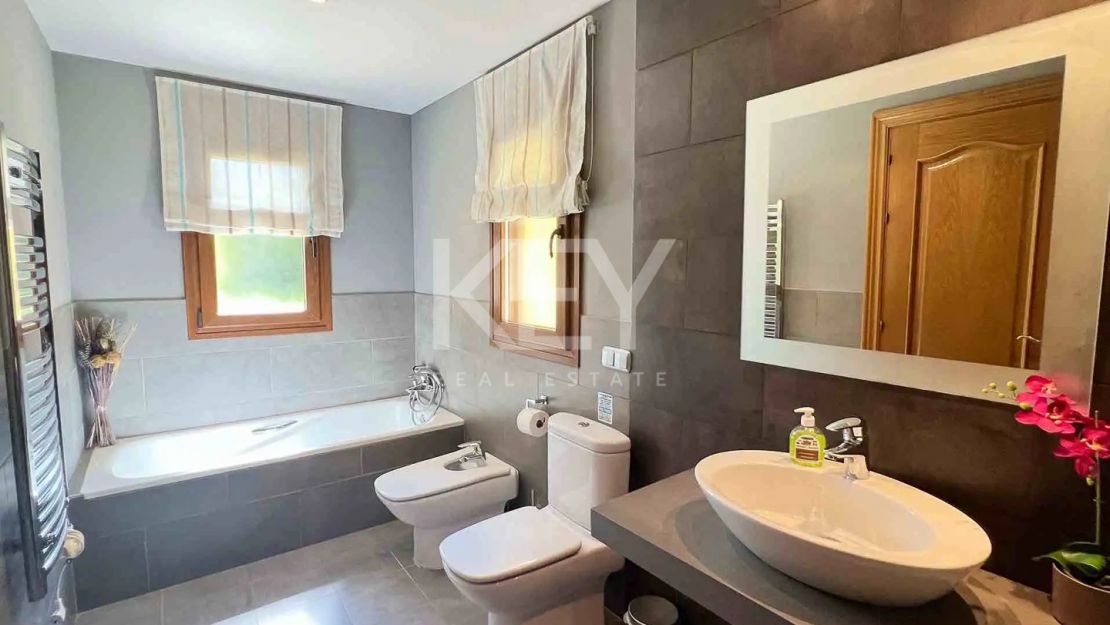 Exclusiva villa con alto potencial de inversión a la venta en Los Flamingos, Benahavis