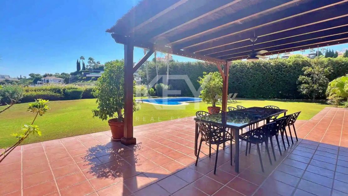 Exclusiva villa con alto potencial de inversión a la venta en Los Flamingos, Benahavis