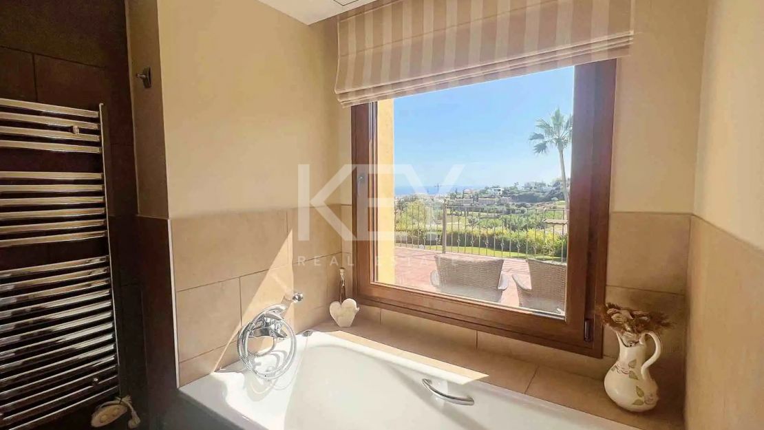 Exclusiva villa con alto potencial de inversión a la venta en Los Flamingos, Benahavis