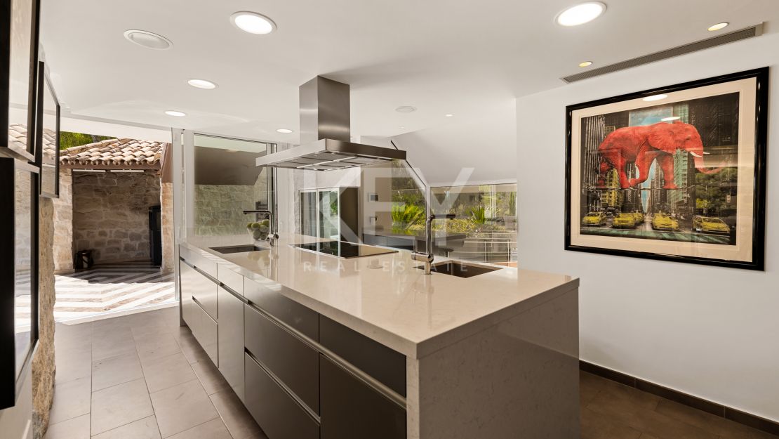 Exquisite villa for sale in a privileged location in La Quinta, Benahavis