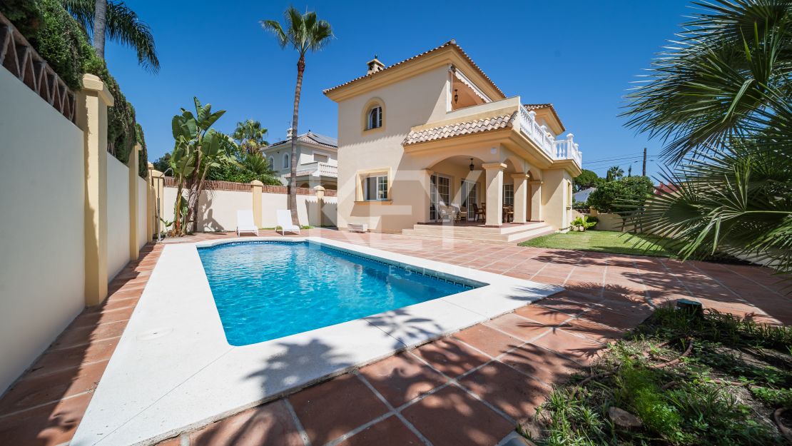 La encantadora villa en alquiler a largo plazo en Costabella, Marbella