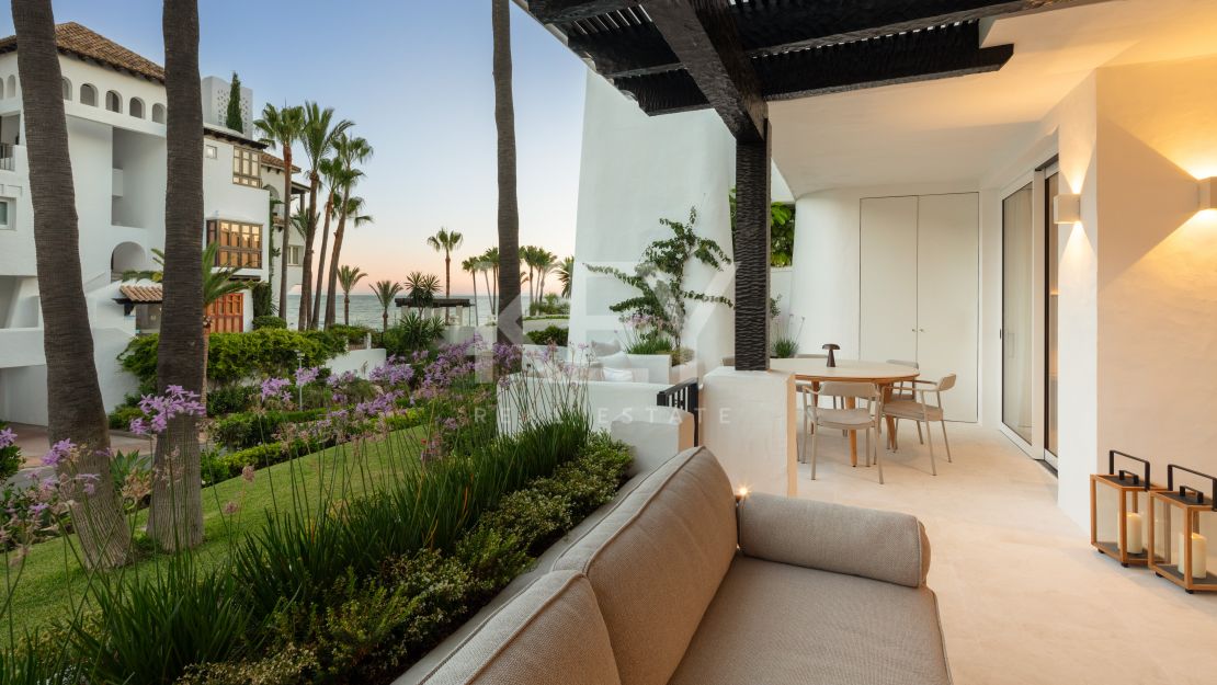 El exquisito y moderno apartamento con vistas panorámicas al mar en venta en una de las mejores zonas de Marina de Puente Romano, Milla de Oro