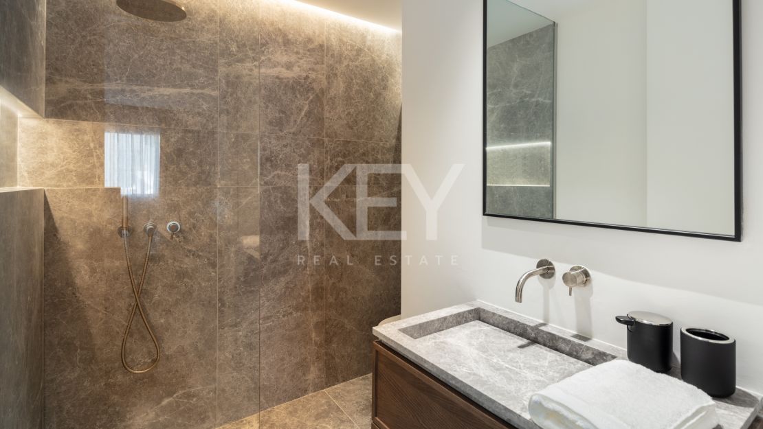 El exquisito y moderno apartamento con vistas panorámicas al mar en venta en una de las mejores zonas de Marina de Puente Romano, Milla de Oro