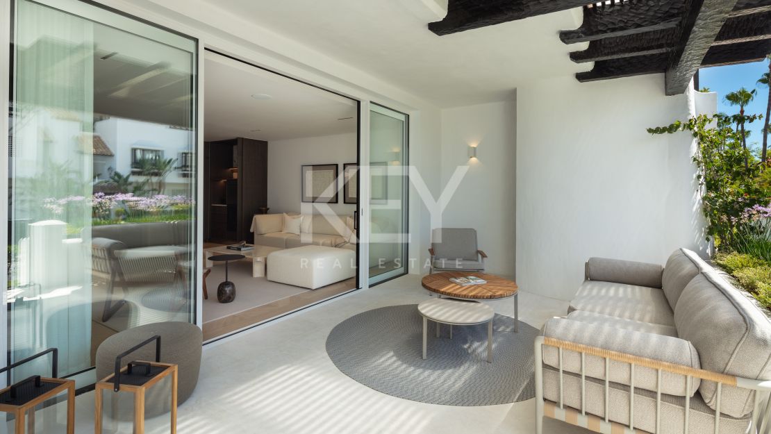 El exquisito y moderno apartamento con vistas panorámicas al mar en venta en una de las mejores zonas de Marina de Puente Romano, Milla de Oro