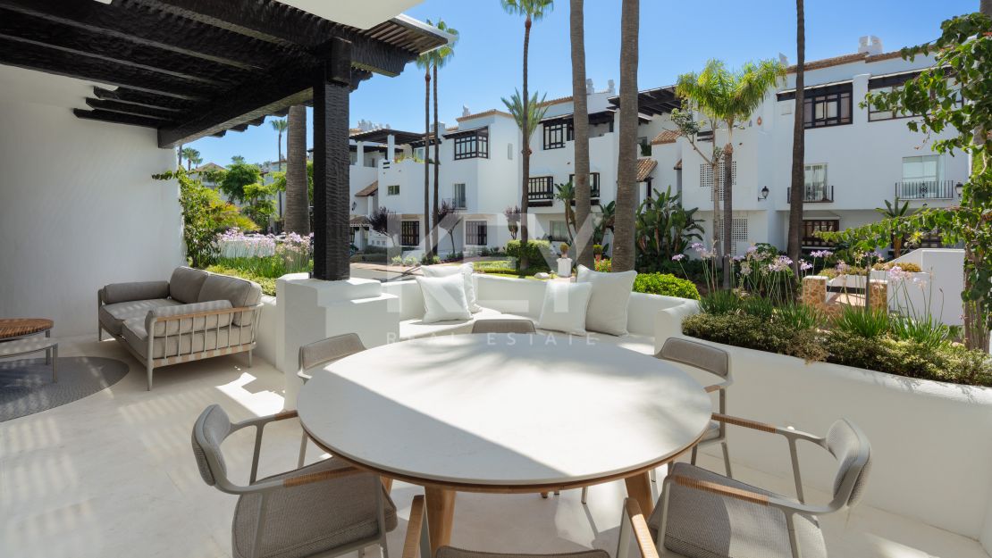 El exquisito y moderno apartamento con vistas panorámicas al mar en venta en una de las mejores zonas de Marina de Puente Romano, Milla de Oro
