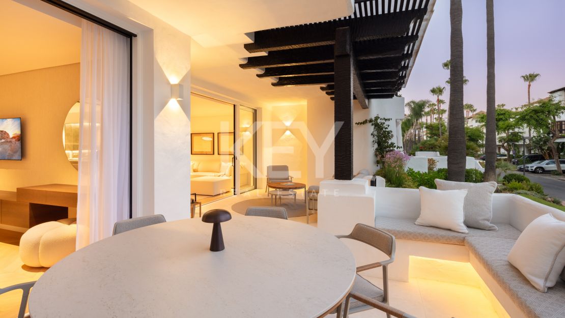 El exquisito y moderno apartamento con vistas panorámicas al mar en venta en una de las mejores zonas de Marina de Puente Romano, Milla de Oro