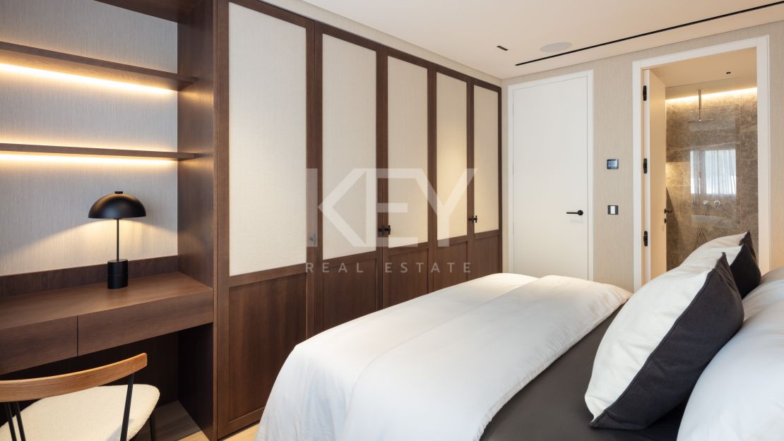 El exquisito y moderno apartamento con vistas panorámicas al mar en venta en una de las mejores zonas de Marina de Puente Romano, Milla de Oro