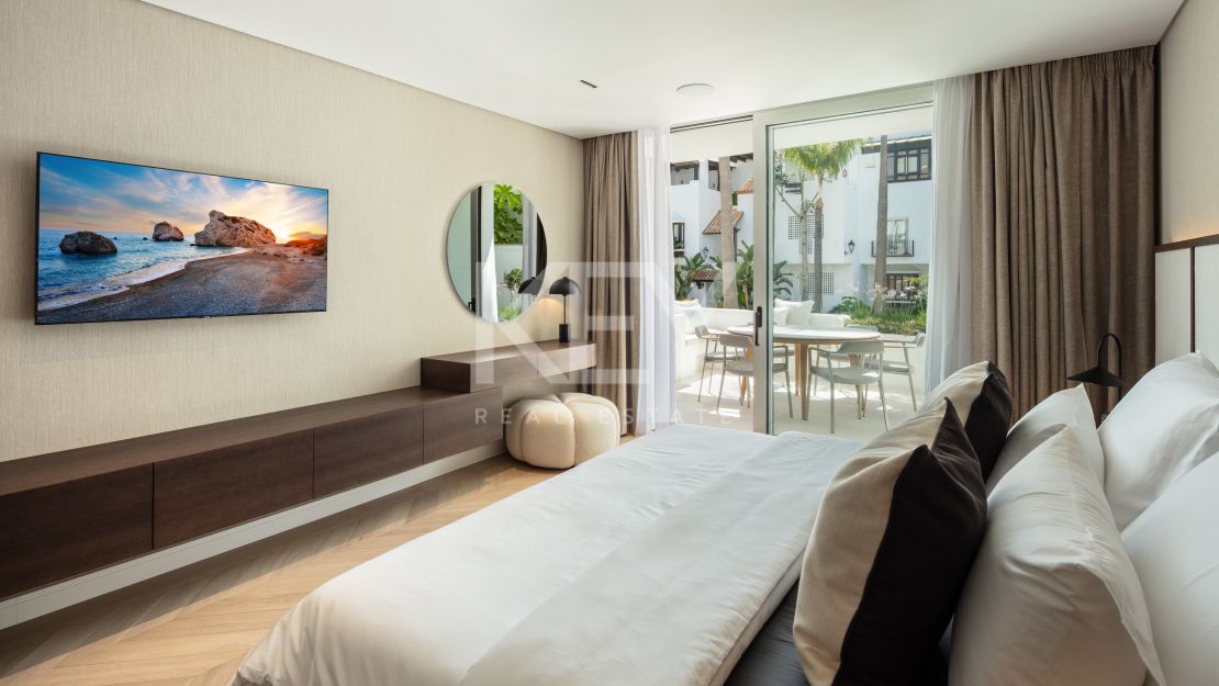 El exquisito y moderno apartamento con vistas panorámicas al mar en venta en una de las mejores zonas de Marina de Puente Romano, Milla de Oro