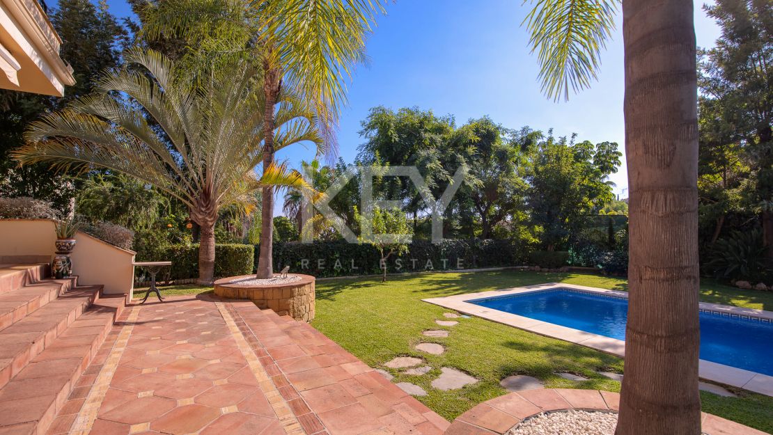 Fantastic villa for sale in close proximity to the renowned golf courses in Los Arqueros, Benahavis