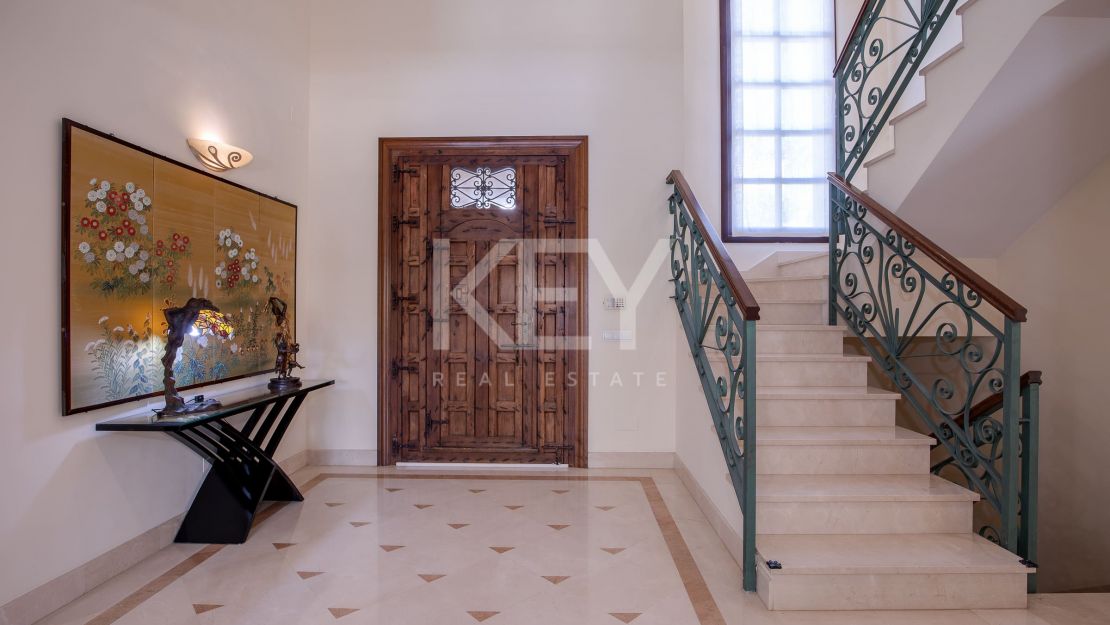 Fantastic villa for sale in close proximity to the renowned golf courses in Los Arqueros, Benahavis