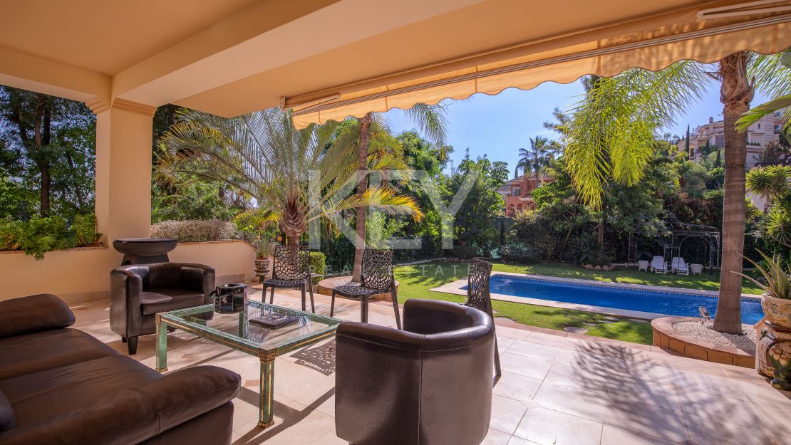 Fantastic villa for sale in close proximity to the renowned golf courses in Los Arqueros, Benahavis