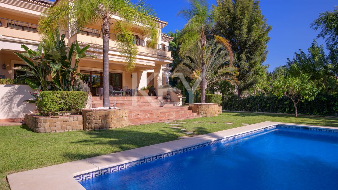 Fantastic villa for sale in close proximity to the renowned golf courses in Los Arqueros, Benahavis