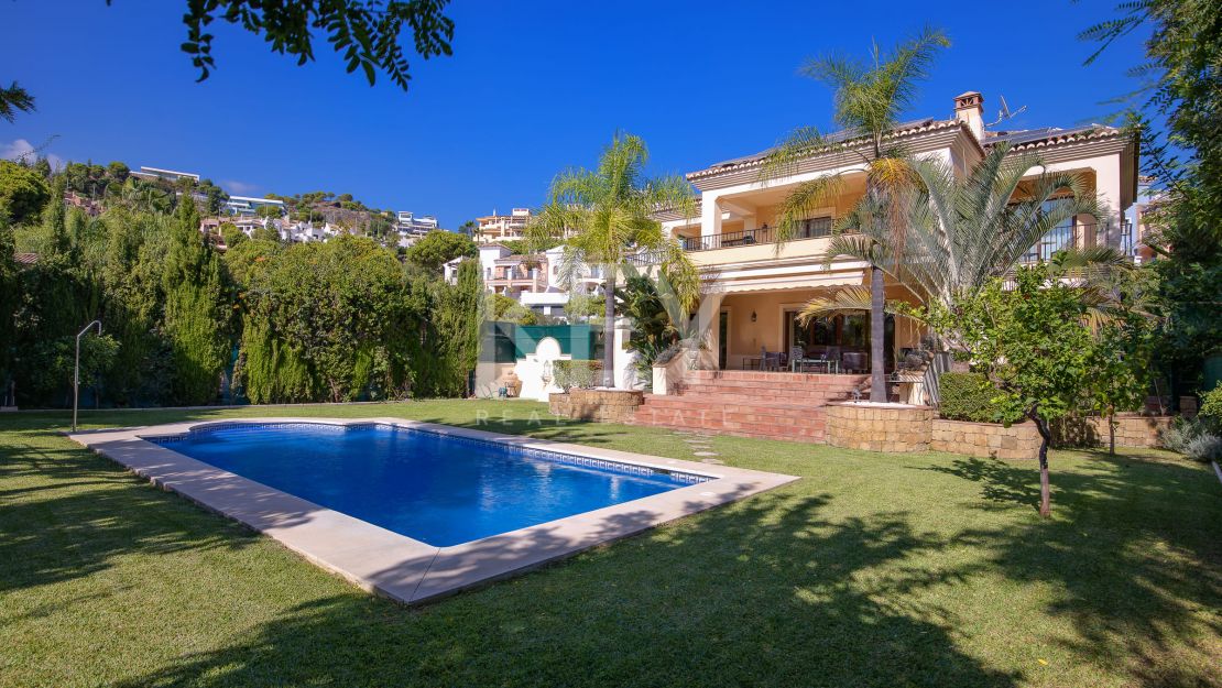 Fantastic villa for sale in close proximity to the renowned golf courses in Los Arqueros, Benahavis
