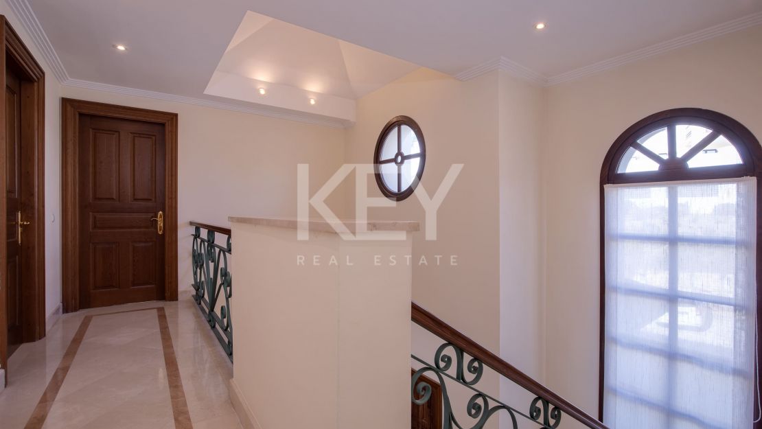 Fantastic villa for sale in close proximity to the renowned golf courses in Los Arqueros, Benahavis