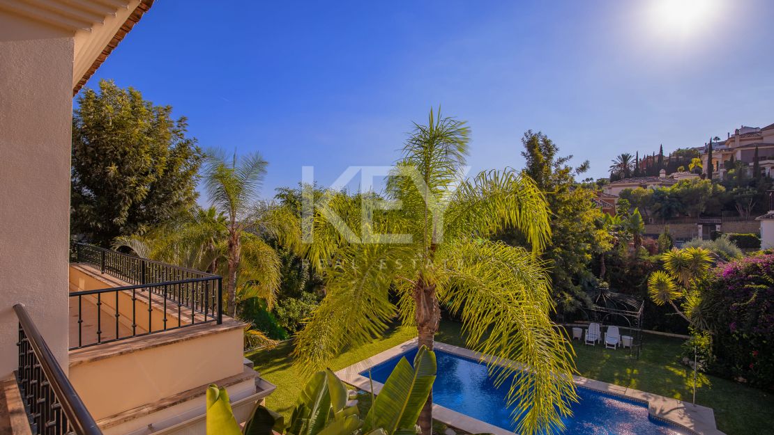 Fantastic villa for sale in close proximity to the renowned golf courses in Los Arqueros, Benahavis